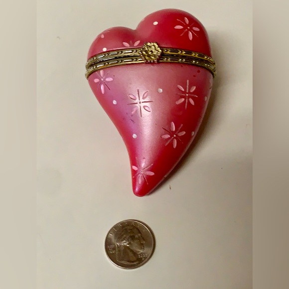 Vintage Bronze Trim Clasp Porcelain Figural Love Heart Trinket Box Antique - Picture 5 of 16